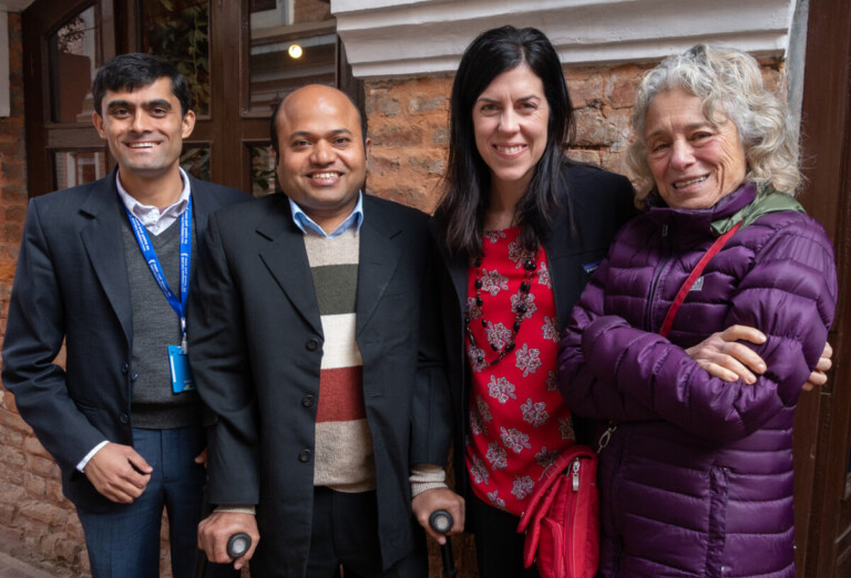 La Dre Claire Weeks (à droite) à Katmandou avec (à partir de la gauche) Hari Adhikari, directeur administratif du SIRC, le Dr Raju Dhakal et la Dre Christine Groves (photo soumise)
